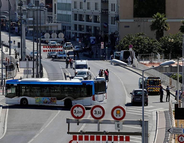 Đâm xe liên tiếp vào người chờ ở bến xe buýt tại Marseille, Pháp